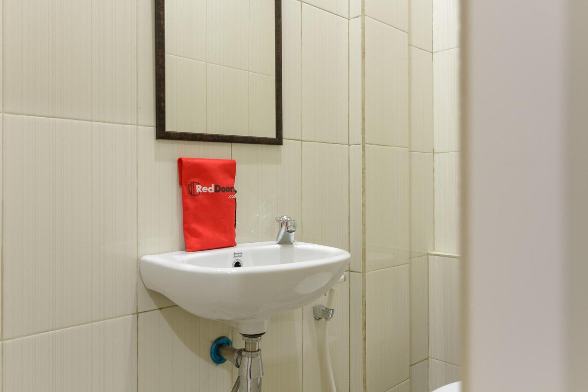 Reddoorz Near Puri Indah Mall Jakarta Luaran gambar