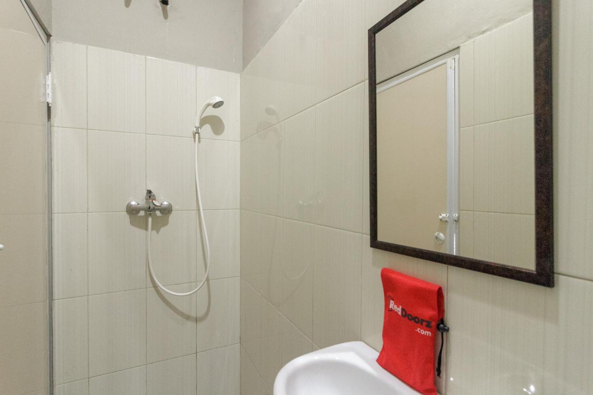Reddoorz Near Puri Indah Mall Jakarta Luaran gambar