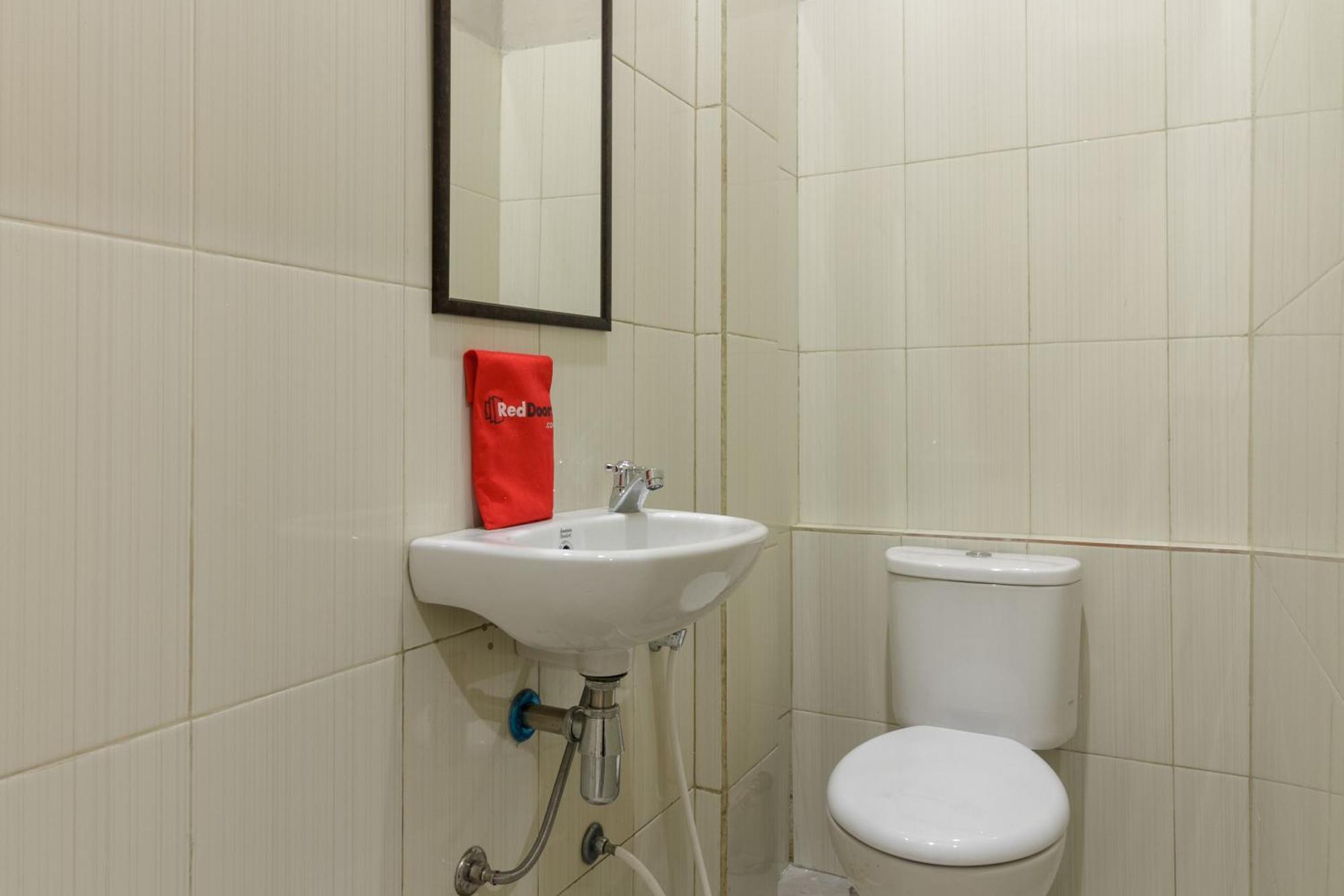 Reddoorz Near Puri Indah Mall Jakarta Luaran gambar